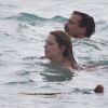Mischa Barton et Sebastian Knapp se baignent en amoureaux à Formentera le 27 juillet 2012.