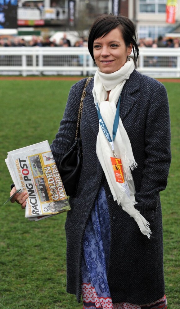 Lily Allen assiste à une course hippique pendant le Cheltenham Festival en 2011.