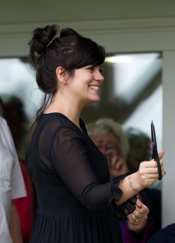 Lily Allen, dévoilant les premières rondeurs de sa grossesse, inaugure un club de cricket près de Londres le 8 juillet 2012