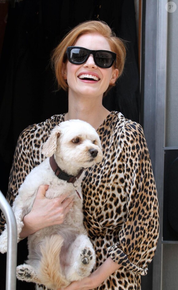 Jessica Chastain, toujours aussi glamour, pendant une pause lors du tournage de son nouveau film à New York