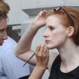 Retouche make-up pour Jessica Chastain qui a dévoilé sa nouvelle coupe de cheveux sur le tournage de The Disappearance of Eleanor Rigby