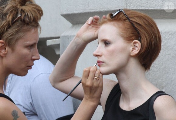 Retouche make-up pour Jessica Chastain qui a dévoilé sa nouvelle coupe de cheveux sur le tournage de The Disappearance of Eleanor Rigby