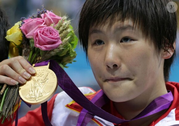 Ye Shiwen le 28 juillet 2012 à Londres avec sa médaille d'or obtenue sur le 400 m 4 nages au cours des Jeux olympiques