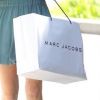 Durant sa séance shopping, Selma Blair semble avoir trouvé son bonheur chez Marc Jacobs à Los Angeles le 30 juillet 2012