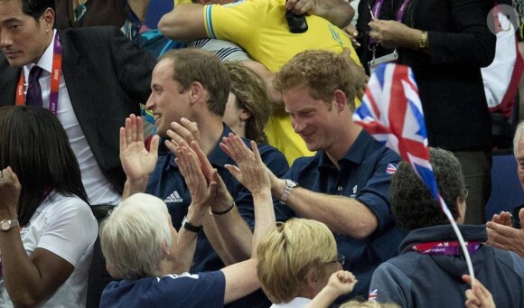 Les princes William et Harry assistaient ensemble à la finale du concours général par équipes de gymnastique, le 30 juillet 2012 lors des Jeux olympiques de Londres. Les frères ont explosé de joie lorsque l'équipe du Royaume-Uni a décroché la médaille de bronze.