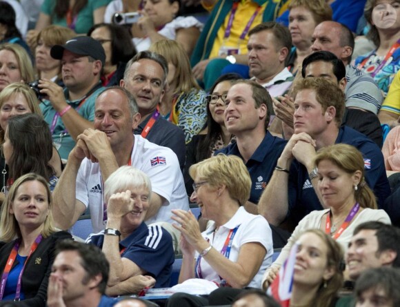 Les princes William et Harry assistaient ensemble à la finale du concours général par équipes de gymnastique, le 30 juillet 2012 lors des Jeux olympiques de Londres. Les frères ont explosé de joie lorsque l'équipe du Royaume-Uni a décroché la médaille de bronze.