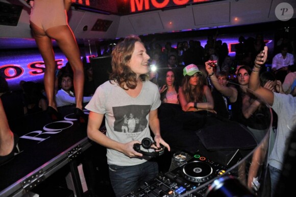 DJ Mosey, Pierre Sarkozy, a fait passer un bon moment à la foule au VIP Room de Saint-Tropez le 30 juillet 2012