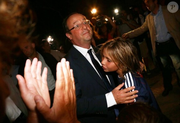 Accueilli par des jeunes fans, le président François Hollande vient passer ses vacances dans le fort de Bregançon à Bormes-les-Mimosas, le 2 août 2012