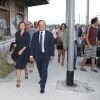 Le président François Hollande et Valérie Trierweiler arrivent à la gare, pour  passer leurs vacances dans le fort de Bregançon à Bormes-les-Mimosas, le 2 août 2012