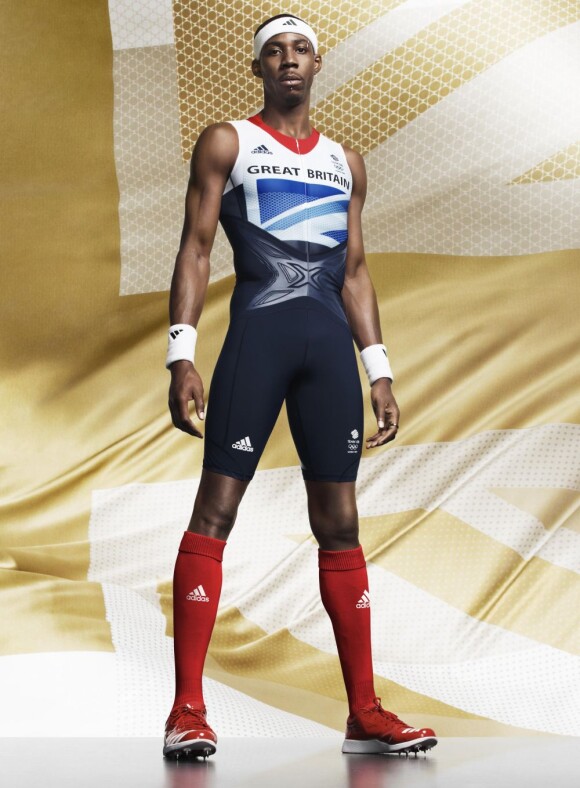 Phillips Idowu pose avec la tenue officielle des athlètes britanniques pour les JO de Londres 2012