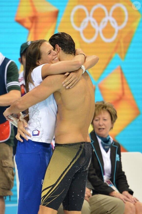Laure Manaudou en pleurs, vient se réfugier dans les bras de son frère Florent après son titre olympique sur 50m nage libre, le 3 août 2012 à Londres