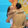 Laure Manaudou en pleurs, vient se réfugier dans les bras de son frère Florent après son titre olympique sur 50m nage libre, le 3 août 2012 à Londres
