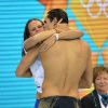 Laure Manaudou en pleurs, vient se réfugier dans les bras de son frère Florent après son titre olympique sur 50m nage libre, le 3 août 2012 à Londres