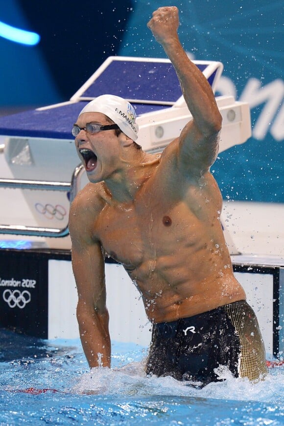 Florent Manaudou devient champion olympique du 50m nage libre sous les yeux de sa soeur Laure, en larmes, le 3 août 2012 à Londres
