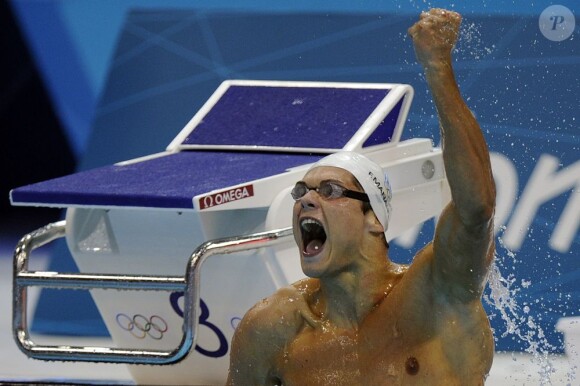 Florent Manaudou devient champion olympique du 50m nage libre sous les yeux de sa soeur Laure, en larmes, le 3 août 2012 à Londres