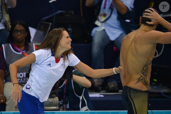Laure Manaudou ne peut s'empêcher de se jeter dans les bras de son frère Florent pour le féliciter suite à son triomphe sur le 50m nage libre lors des Jeux olympiques de Londres le 3 août 2012