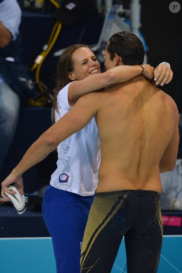 Laure Manaudou ne peut s'empêcher de se jeter dans les bras de son frère Florent pour le féliciter suite à son triomphe sur le 50m nage libre lors des Jeux olympiques de Londres le 3 août 2012