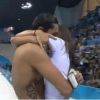 Florent Manaudou et sa soeur Laure tendement enlacés après la victoire du premier en finale du 50m nage libre lors des Jeux olympiques de Londres le 3 août 2012