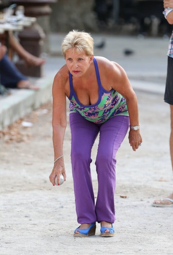 Pierrette Brès s'essaie à la pétanque en vacances à Saint-Tropez le 5 août 2012