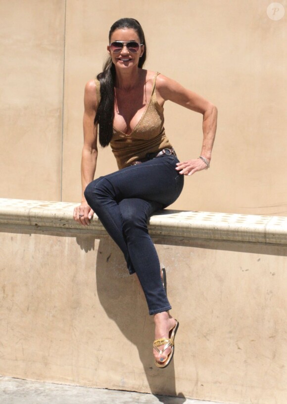 Janice Dickinson prend la pose pour les photographes à Beverly Hills le 6 août 2012