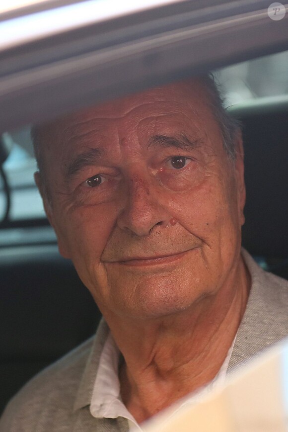 Jacques Chirac en vacances à Saint-Tropez le 6 août 2012, après avoir pris un verre sur le port du village de Provence.