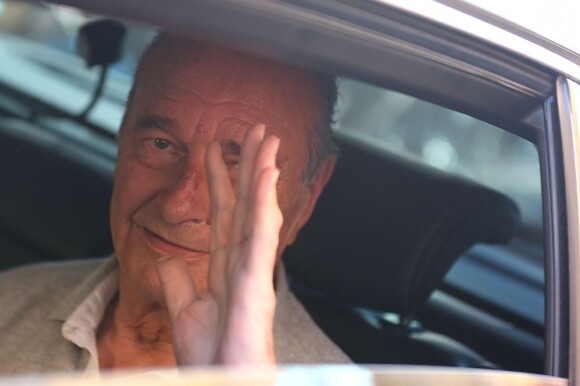 Jacques Chirac en vacances à Saint-Tropez le 6 août 2012, après avoir pris un verre sur le port du village de Provence.