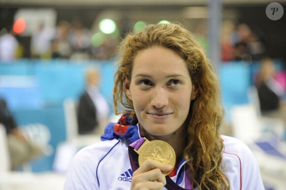 Camille Muffat et sa médaille d'or après sa victoire en finale du 400 m nage libre à Londres le 29 juillet 2012