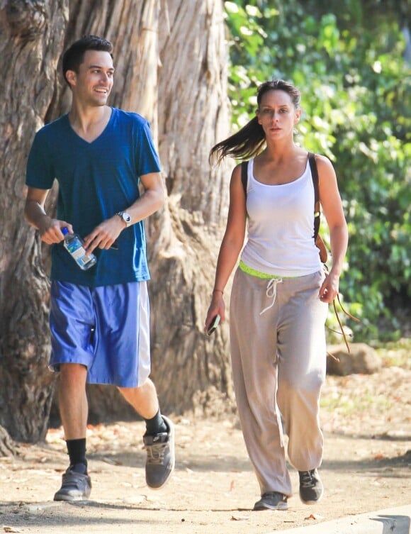 Jennifer Love Hewitt et Brian Hallisay ne se quittent plus. Ils font du sport du côté de Santa Monica le 7 août 2012