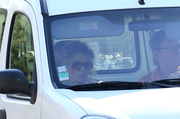 Brigitte Bardot à bord d'une Renault Kangoo, le lundi 6 août 2012 à St-Tropez.