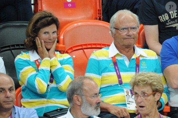 Le roi Carl XVI Gustaf de Suède et la reine Silvia, vêtus du polo de la délégation olympique suédoise, ont savouré mercredi 8 août 2012 la qualification de leurs handballeurs pour les demi-finales des JO de Londres, aux dépens du Danemark (24-22). Le couple royal, à la fin du match, n'a pas manqué de saluer les royaux danois, déçus.