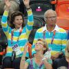 Le roi Carl XVI Gustaf de Suède et la reine Silvia, vêtus du polo de la délégation olympique suédoise, ont savouré mercredi 8 août 2012 la qualification de leurs handballeurs pour les demi-finales des JO de Londres, aux dépens du Danemark (24-22). Le couple royal, à la fin du match, n'a pas manqué de saluer les royaux danois, déçus.