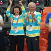 Le roi Carl XVI Gustaf de Suède et la reine Silvia, vêtus du polo de la délégation olympique suédoise, ont savouré mercredi 8 août 2012 la qualification de leurs handballeurs pour les demi-finales des JO de Londres, aux dépens du Danemark (24-22). Le couple royal, à la fin du match, n'a pas manqué de saluer les royaux danois, déçus.