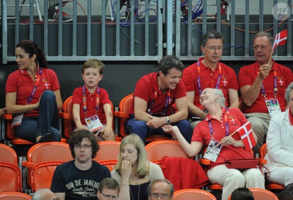 Le prince Christian, 6 ans, et la princesse Isabella de Danemark, 5 ans, ont eu beau encourager les handballeurs danois, avec leurs parents la princesse Mary et le prince Frederik ainsi que leur grand-mère la reine Margrethe II, c'est au final la Suède qui s'est imposée (24-22) mercredi 8 août 2012 en quart de finale du tournoi des JO de Londres. Pour le plus grand bonheur du roi Carl XVI Gustaf de Suède et de la reine Silvia.