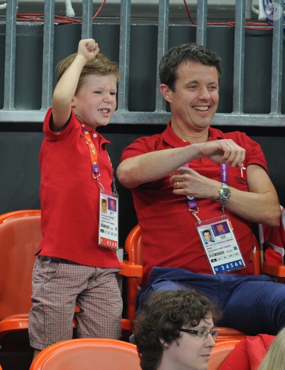 Le prince Christian, 6 ans, et la princesse Isabella de Danemark, 5 ans, ont eu beau encourager les handballeurs danois, avec leurs parents la princesse Mary et le prince Frederik ainsi que leur grand-mère la reine Margrethe II, c'est au final la Suède qui s'est imposée (24-22) mercredi 8 août 2012 en quart de finale du tournoi des JO de Londres. Pour le plus grand bonheur du roi Carl XVI Gustaf de Suède et de la reine Silvia.