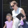 Jennifer Garner, en robe, vient chercher sa fille Violet à la sortie de son cours de gymnastique, à Los Angeles, le 8 août 2012