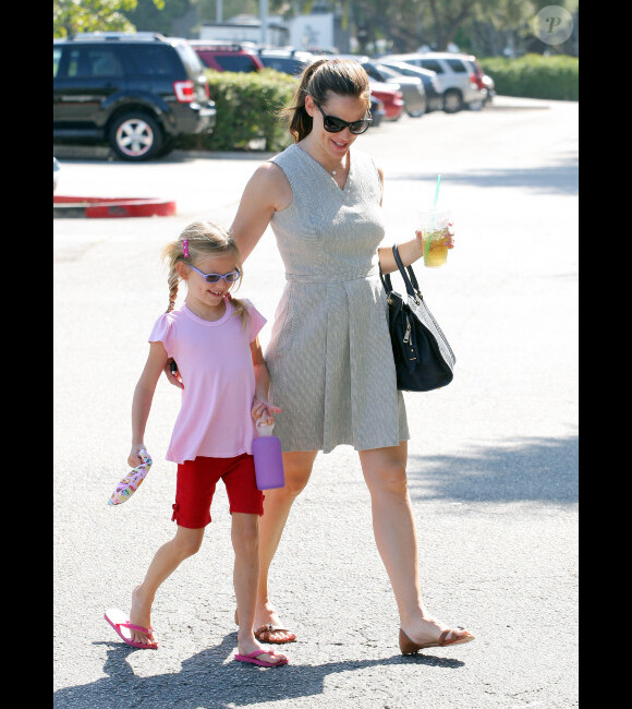 Jennifer Garner vient chercher sa fille Violet à la sortie de son cours de gymnastique, à Los Angeles, le 8 août 2012