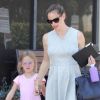 Jennifer Garner vient chercher sa fille Violet, 6 ans, à la sortie de son cours de gymnastique, à Los Angeles, le 8 août 2012