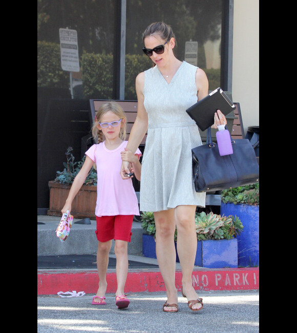 Jennifer Garner vient chercher sa fille Violet, 6 ans, à la sortie de son cours de gymnastique, à Los Angeles, le 8 août 2012