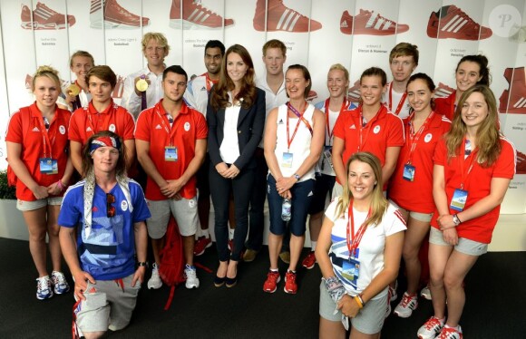Kate Middleton et le prince Harry le 9 août 2012 au village olympique des JO de Londres pour féliciter les athlètes du Team GB, auteurs d'une moisson record de médailles.