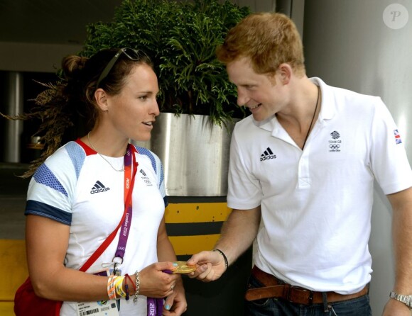Le prince Harry avec Sophie Hosking le 9 août 2012, au village olympique des JO de Londres avec les athlètes du Team GB, auteurs d'une moisson record de médailles.