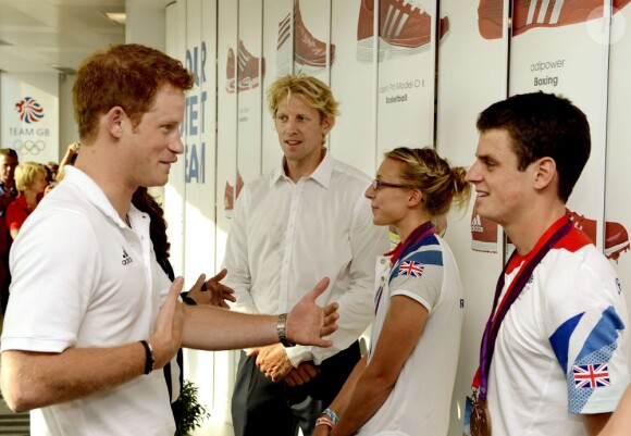 Kate Middleton et le prince Harry le 9 août 2012 au village olympique des JO de Londres pour féliciter les athlètes du Team GB, auteurs d'une moisson record de médailles.