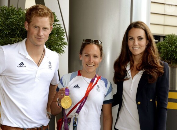 Kate Middleton et le prince Harry avec Sophie Hosking le 9 août 2012 au village olympique des JO de Londres pour féliciter les athlètes du Team GB, auteurs d'une moisson record de médailles.