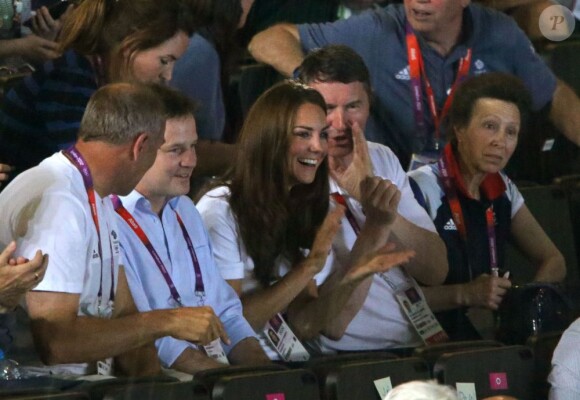 Kate Middleton le 9 août 2012 à l'ExCel Centre au côté de la princesse Anne et son époux Timothy Lawrence lors de la victoire de la boxeuse britannique Nicola Adams en finale du tournoi olympique aux JO de Londres.