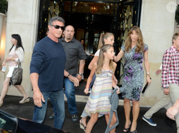 Sylvester Stallone avec ses filles Scarlett, Sistine et Sophia, et sa femme Jennifer Flavin à Paris le 9 août 2012