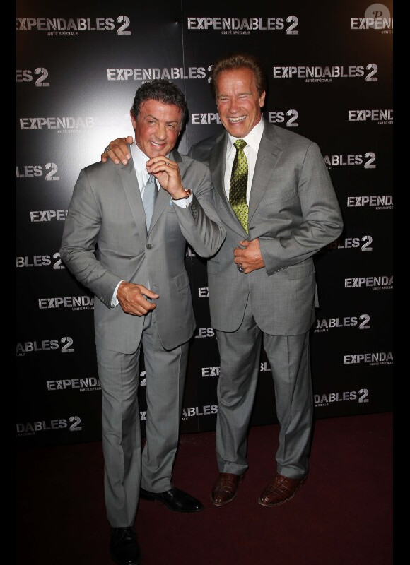 Sylvester Stallone et Arnold Schwarzenegger lors du photocall d'Expendables 2 à Paris le 9 août 2012