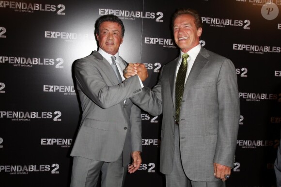 Sylvester Stallone et Arnold Schwarzenegger lors du photocall d'Expendables 2 à Paris le 9 août 2012