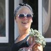 Pink, joyeuse, va acheter des fleurs pendant que sa petite Willow joue dans le sable à Los Angeles, le 9 août 2012
