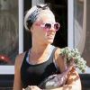 La chanteuse Pink va acheter des fleurs pendant que sa petite Willow joue dans le sable à Los Angeles, le 9 août 2012
