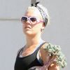 Pink va acheter des fleurs pendant que sa petite Willow joue dans le sable à Los Angeles, le 9 août 2012