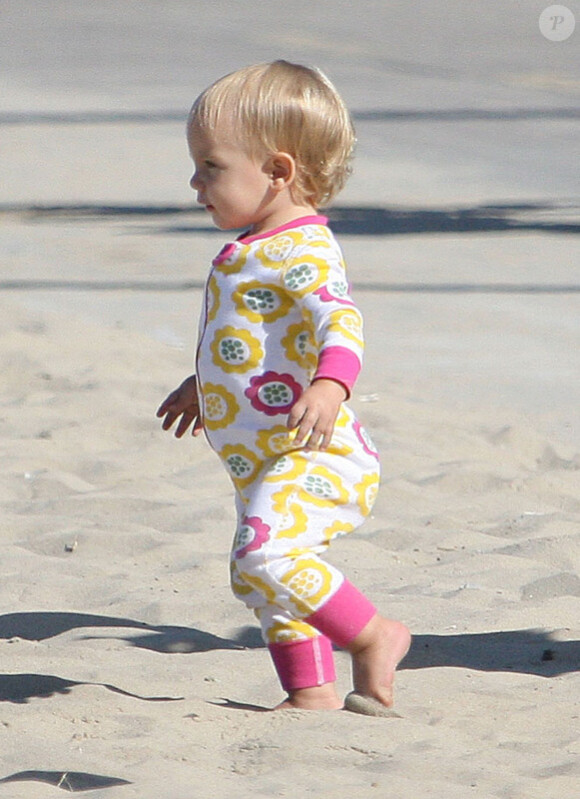 Pink va acheter des fleurs pendant que sa petite Willow, un an, joue dans le sable à Los Angeles, le 9 août 2012